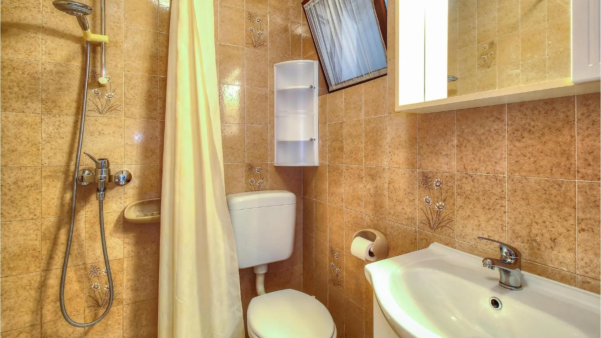 2 Bedroom Beautiful Apartment In Poreč
